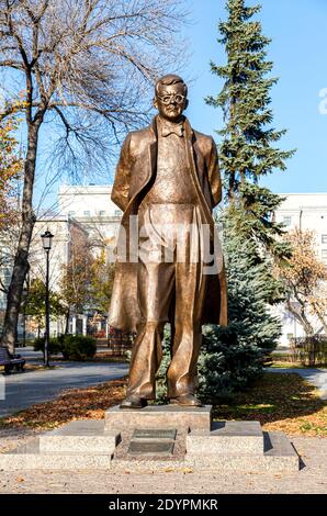 Samara, Russland - 29. Oktober 2020: Bronzestatue des sowjetischen Komponisten Dmitri Schostakowitsch. Autor von Zurab Zereteli Stockfoto