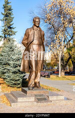 Samara, Russland - 29. Oktober 2020: Bronzestatue des sowjetischen Komponisten Dmitri Schostakowitsch. Autor von Zurab Zereteli Stockfoto