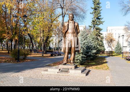 Samara, Russland - 29. Oktober 2020: Bronzestatue des sowjetischen Komponisten Dmitri Schostakowitsch. Autor von Zurab Zereteli Stockfoto