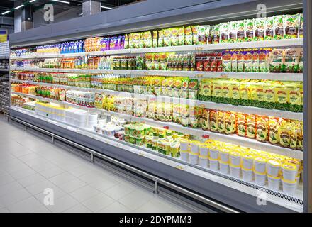 Samara, Russland - 2. Januar 2017: Verschiedene verpackte Mayonnaise zum Verkauf in der Kette Hypermarkt Stockfoto