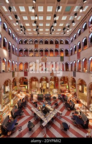 Innenaufnahme des Fondaco dei Tedeschi, Luxuskaufhaus, Venedig, Venetien, Italien Stockfoto