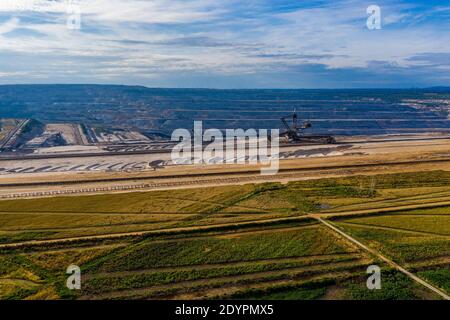 Panoramablick auf das Hambacher Oberflächenbergwerk und den Hambacher Wald, Deutschland. Drohnenfotografie. Stockfoto