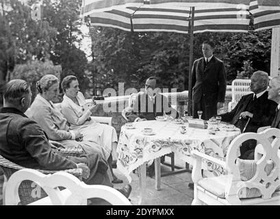 Paul von Hindenburg mit seiner Familie, um 1930, in seiner Residenz in Neudeck, Deutschland, heute in Polen Stockfoto