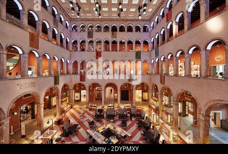 Innenaufnahme des Fondaco dei Tedeschi, Luxuskaufhaus, Venedig, Venetien, Italien Stockfoto