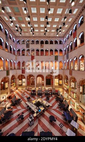 Innenaufnahme des Fondaco dei Tedeschi, Luxuskaufhaus, Venedig, Venetien, Italien Stockfoto