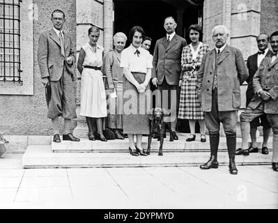 Paul von Hindenburg mit seiner Familie, um 1930, in seiner Residenz in Neudeck, Deutschland, heute in Polen Stockfoto