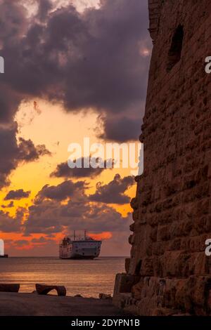 Schiff Ankunft im Hafen von Heraklion, Kreta während eines bewölkten Sonnenaufgangs, auf Kreta Insel, Griechenland, Europa. Stockfoto