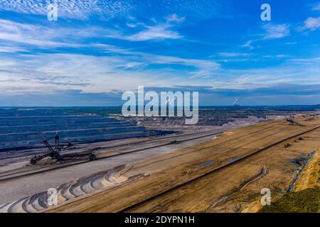 Panoramablick auf das Hambacher Oberflächenbergwerk und den Hambacher Wald, Deutschland. Drohnenfotografie. Stockfoto