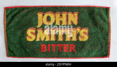 Pub Beer Towel Werbung John Smiths Bitter Stockfoto