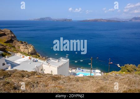 Santorini, Griechenland - 18. September 2020: Griechische Ferienvilla mit Blick auf die Caldera und die Klippen von Santorini Stockfoto