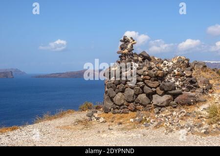 Küste von Santorini mit Blick auf Caldera in der Nähe des Dorfes Akrotiri, Insel Santorini, Griechenland Stockfoto