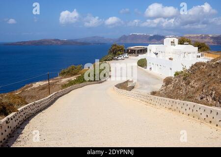 Santorini, Griechenland - 18. September 2020: Griechisches Restaurant mit Blick auf die Caldera und die Klippen von Santorini Stockfoto