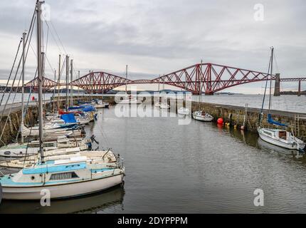 South Queensferry Harbour mit der Forth Rail Bridge im Hintergrund, Edinburgh, Schottland Stockfoto