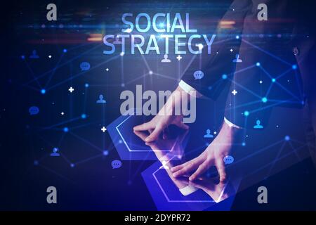 Navigation in sozialen Netzwerken mit SOCIAL STRATEGY Inschrift-Text, neues Medienkonzept Stockfoto