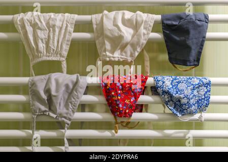 Washed Tuch Gesichtsmasken Trocknen auf dem Bad Heizung. Stockfoto