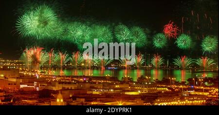 Wunderschönes Feuerwerk während der Feierlichkeiten zum Nationalfeiertag. Stockfoto