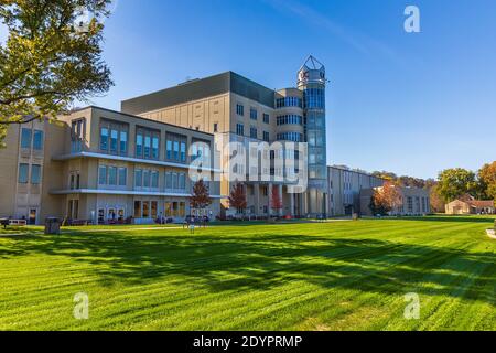 CHARLESTON, WV, USA - 6. NOVEMBER: Clay Tower Building und Schoenbaum Library am 6. November 2020 an der Charleston University in Charleston, West Virginia Stockfoto