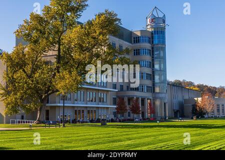 CHARLESTON, WV, USA - 6. NOVEMBER: Clay Tower Building und Schoenbaum Library am 6. November 2020 an der Charleston University in Charleston, West Virginia Stockfoto