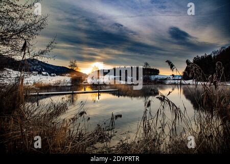 Landschaft mit See, Berg und Herbstwald Stockfoto