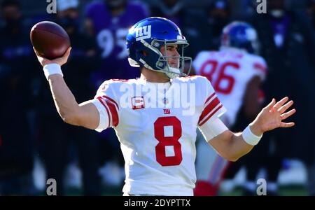 Baltimore, Usa. Dezember 2020. New York Giants Quarterback Daniel Jones (8) wirft gegen die Baltimore Ravens während der ersten Hälfte im M&T Bank Stadium in Baltimore, Maryland, am Sonntag, 27. Dezember 2020. Foto von David Tulis/UPI Credit: UPI/Alamy Live News Stockfoto