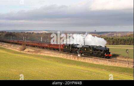 Ein doppelköpfiger Dampfzug, der von den Loks Black Five 45707 und Jubilee Class 45690 Leander gezogen wird, passiert Plawsworth auf der ECML, Co. Durham, England, UK Stockfoto