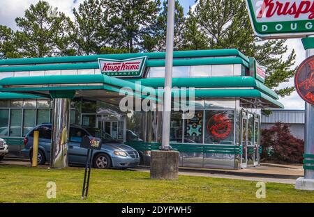 Gwinnett County, GA / USA - 05 23 20: Fahren Sie in Krispy Kreme durch Stockfoto