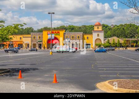 Gwinnett County, GA / USA - 05 23 20: Blick auf ein buntes ethnisches Einkaufszentrum Stockfoto