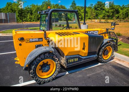 Gwinnett County, GA / USA - 05 23 20: Blick auf ein gelbes Baufahrzeug Stockfoto