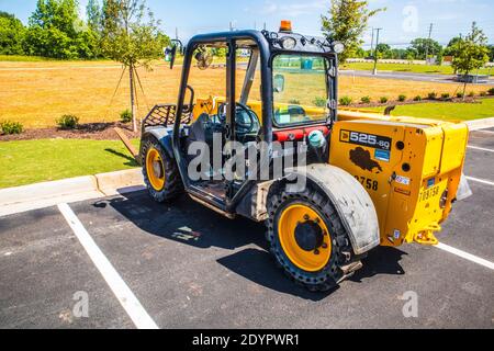 Gwinnett County, GA / USA - 05 23 20: Blick auf ein gelbes Baufahrzeug 525-60 Stockfoto