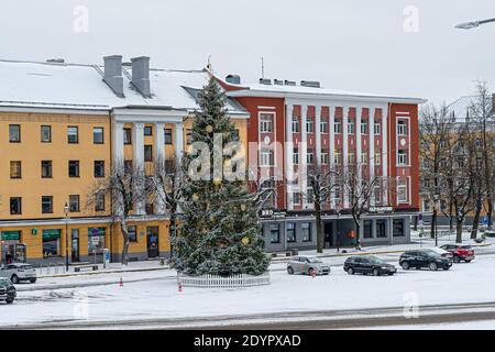 Narva, Estland. 23. Dezember 2020 Petrovskaya Platz Ansicht des Weihnachtsbaums. Hochwertige Fotos Stockfoto