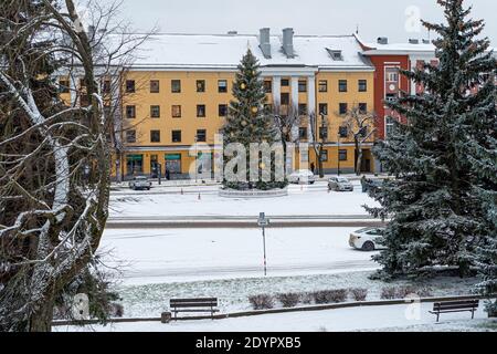 Narva, Estland. 23. Dezember 2020 Petrovskaya Platz Ansicht des Weihnachtsbaums. Hochwertige Fotos Stockfoto