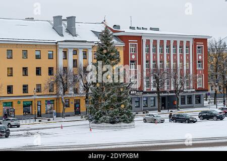 Narva, Estland. 23. Dezember 2020 Petrovskaya Platz Ansicht des Weihnachtsbaums. Hochwertige Fotos Stockfoto