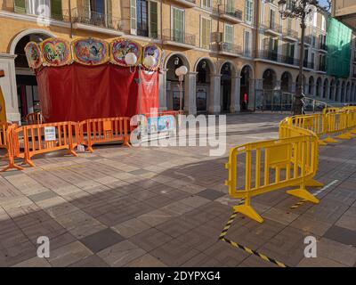 Palma de Mallorca, Balearen Spanien - 21. Dezember 2020: Plaza Mayor während der Weihnachtszeit wegen Covid-19 Pandemie verlassen Stockfoto