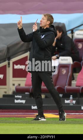 London, Großbritannien. Dezember 2020. Brighton's Manager Graham Potter zeigt seinen Spielern während des Premier League-Spiels zwischen West Ham United und Brighton & Hove Albion im London Stadium. Kredit: James Boardman/Alamy Live Nachrichten Stockfoto