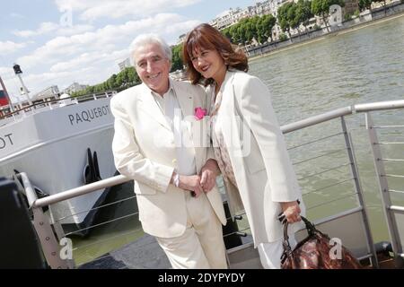 Jean-Loup Dabadie und seine Frau Veronique nehmen am Brunch Blanc Teil, der von der Groupe Barriere für Sodexho auf einer Kreuzfahrt in Paris, Frankreich, am 26. Juni 2013 veranstaltet wird. Foto von Jerome Domine/ABACAPRESS.COM Stockfoto