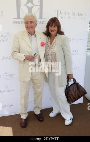 Jean-Loup Dabadie und seine Frau Veronique nehmen am Brunch Blanc Teil, der von der Groupe Barriere für Sodexho auf einer Kreuzfahrt in Paris, Frankreich, am 26. Juni 2013 veranstaltet wird. Foto von Jerome Domine/ABACAPRESS.COM Stockfoto