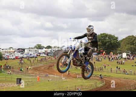 Solo Motorradfahrer fliegen durch die Luft auf einen Sprung Stockfoto