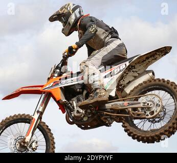 Solo Moto Cross Rider fliegen durch die Luft auf einem Springen Stockfoto