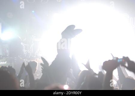 Jared LetoALL-BILDER AUFGENOMMEN 2006 MIAMI - 4. MÄRZ 2007: Jared Leto von Kapitel 27, der für seine verrückten Possen bei seinen Konzerten bekannt ist, zu denen auch Klettergerüste und Crowdsurfing gehören, brach sich am Donnerstagabend in San Antonio, Texas, während eines Konzerts für seine Band 30 Seconds to Mars die Nase, ein Vertreter der Band bestätigte MTV News. Jareds Nase war gebrochen, als, nachdem sie während des Liedes 'The Kill' in die Menge gerannt waren, Tausende von Konzertbesuchern die Sicherheitsleute überwältigen und auf ihn zustürmen. Jareds Nase war versehentlich gebrochen, und er erlitt eine Fußverletzung und "superficial Verletzungen an seinem f Stockfoto