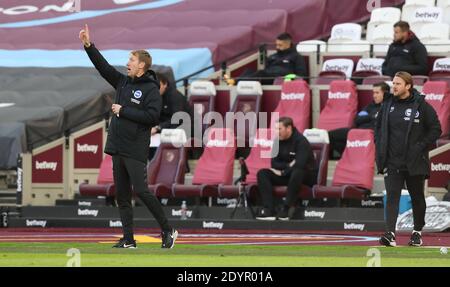 London, Großbritannien. Dezember 2020. Brighton's Manager Graham Potter zeigt seinen Spielern während des Premier League-Spiels zwischen West Ham United und Brighton & Hove Albion im London Stadium. Kredit: James Boardman/Alamy Live Nachrichten Stockfoto
