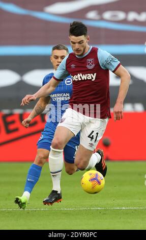 London, Großbritannien. Dezember 2020. West Hams Declan Rice und Brighton's Leandro Trossard während des Premier League-Spiels zwischen West Ham United und Brighton & Hove Albion im London Stadium. Kredit: James Boardman/Alamy Live Nachrichten Stockfoto