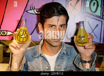 Exklusiv. Der Graffiti-Künstler Andre präsentiert die von Andre entworfene 'Orangina Bottle' während einer Party in der 'Colette' in Paris, Frankreich am 01. Juli 2013. Foto von Jerome Domine/ABACAPRESS.COM Stockfoto