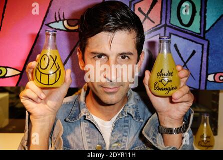 Exklusiv. Der Graffiti-Künstler Andre präsentiert die von Andre entworfene 'Orangina Bottle' während einer Party in der 'Colette' in Paris, Frankreich am 01. Juli 2013. Foto von Jerome Domine/ABACAPRESS.COM Stockfoto