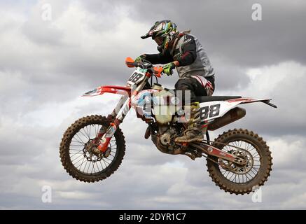 Solo Moto Cross Rider fliegen durch die Luft auf einem Springen Stockfoto