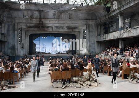 Die Models laufen auf der Landebahn während der Chanel Haute Couture Herbst-Winter 2013-2014 Modenschau, die am 2. Juli 2013 im Grand Palais in Paris, Frankreich, stattfindet. Foto von Thierry Orban/ABACAPRESS.COM Stockfoto