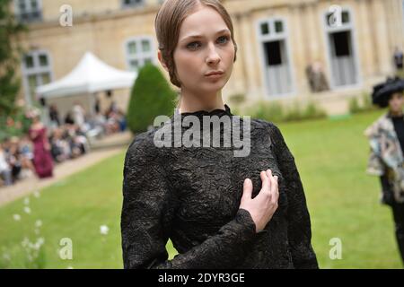 Models auf der Herbst-Winter 2013/2014 Fashion Show von Frank Sorbier im Rahmen der Paris Haute-Couture Fashion Week, die am 3. Juli 2013 in der Schweizer Botschaft in Paris, Frankreich, stattfand. Foto von Nicolas Gouhier/ABACAPRESS.COM Stockfoto