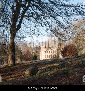 Ein Blick über Parkland auf die Ruinen des Bishop's Palace in Fetternear bei Kemnay, Aberdeenshire, im Spätherbst / Frühwinter Stockfoto