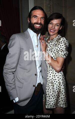 John Nollet und Milla Jovovich, die am 03. Juli 2013 an der Savelli-Party im Jacquemart-Andre Museum in Paris, Frankreich, teilnahmen. Foto von Aurore Marechal/ABACAPRESS.COM Stockfoto