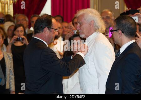 Der französische Präsident Francois Hollande verleiht dem Sänger Hugues Aufray am 3. Juli 2013 im Elysee-Palast in Paris den Orden des Chevalier de la Legion d'Honneur. Foto von Pierre Villard/Pool/ABACAPRESS.COM Stockfoto