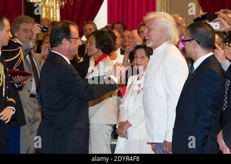 Der französische Präsident Francois Hollande verleiht dem Sänger Hugues Aufray am 3. Juli 2013 im Elysee-Palast in Paris den Orden des Chevalier de la Legion d'Honneur. Foto von Pierre Villard/Pool/ABACAPRESS.COM Stockfoto